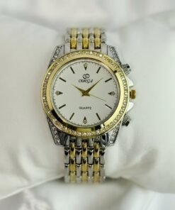 Reloj plateado combinado con dorado fondo blanco
