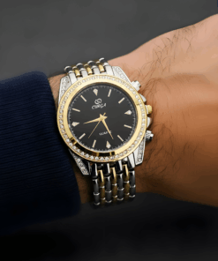 mano de hombre exhibiendo reloj combinado plateado con dorado fondo negro