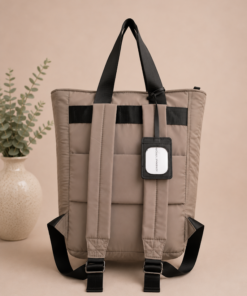 Bolso mochila capitoneado con varios bolsillos frontales, asas y correa regulables Beige, incluye identificador