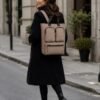 Bolso mochila capitoneado con varios bolsillos frontales, asas y correas, disponible en 2 colores
