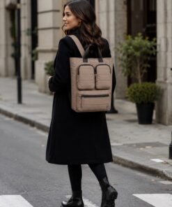 Bolso mochila capitoneado con varios bolsillos frontales, asas y correas, disponible en 2 colores
