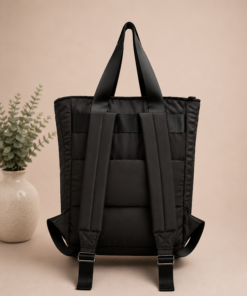 Bolso mochila capitoneado con varios bolsillos frontales, asas y correa regulables negro