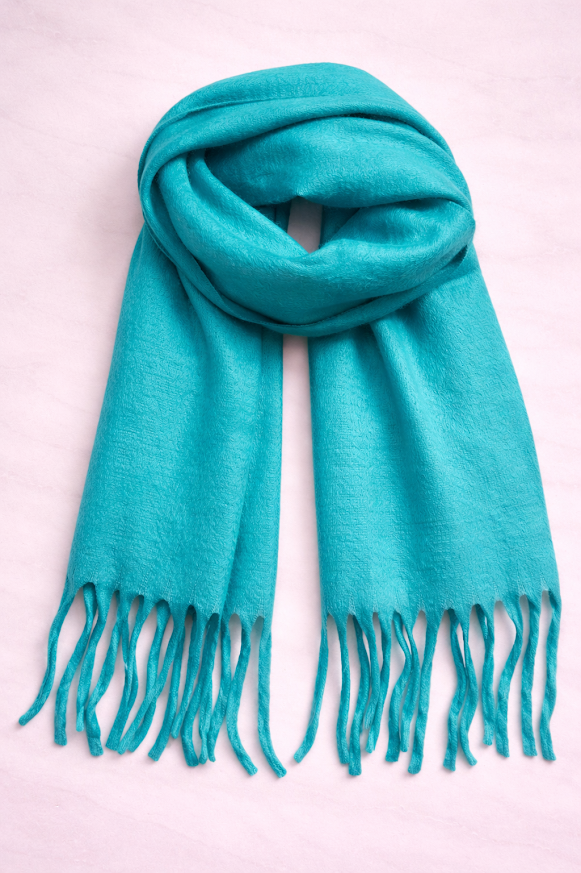 Bufanda de tejido suave con flecos, ideal para looks abrigados de otoño e invierno, color turquesa