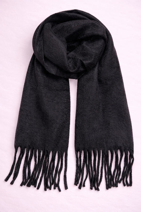 Bufanda de tejido suave con flecos, ideal para looks abrigados de otoño e invierno, color negro