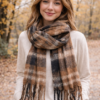 Modelo con Bufandón de tejido suave con flecos, ideal para looks abrigados de otoño e invierno, rayado marrón.