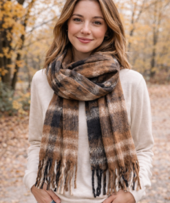 Modelo con Bufandón de tejido suave con flecos, ideal para looks abrigados de otoño e invierno, rayado marrón.