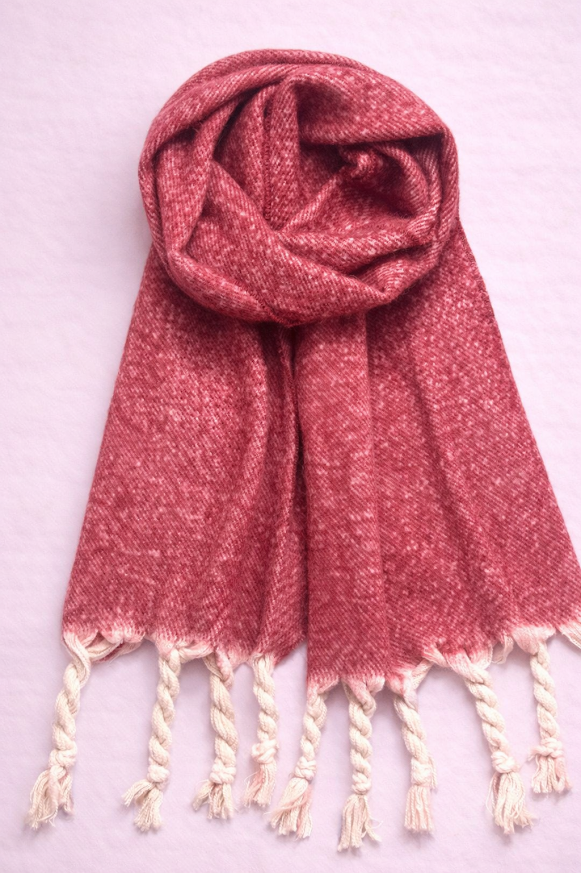 Bufanda de tejido suave con flecos, ideal para looks abrigados de otoño e invierno, color jaspeado bordó