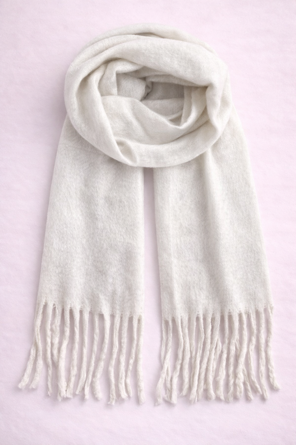 Bufanda de tejido suave con flecos, ideal para looks abrigados de otoño e invierno, color blanca