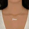 modelo exhibiendo en su cuello cadena con nombre gabriela plateado