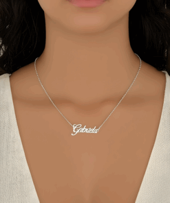 modelo exhibiendo en su cuello cadena con nombre gabriela plateado