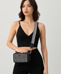 Mujer modelando morral eclipse con brillo plateado.