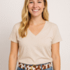 Mujer rubia con vistementa casual jean y remera beige luciendo cinto cow print con hebilladorada