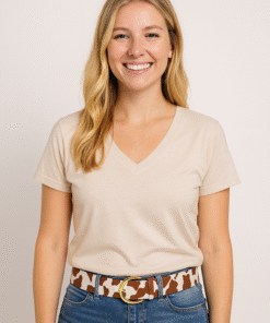 Mujer rubia con vistementa casual jean y remera beige luciendo cinto cow print con hebilladorada