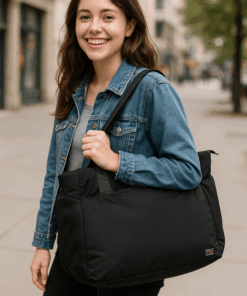 Mujer en la calle modelando bolso puffer singapur negro