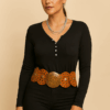 modelo vestida de negro con chapon boho whisky