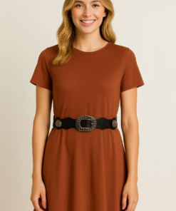 Mujer con vestido terracota y cinto aurora color negro