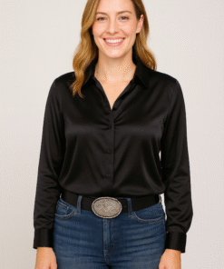 Mujer vestida casual con jean y camisa de seda negra luciendo cinto chapón con tachas y apliques plateados, color negro