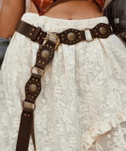 Chica con pollera blanca de encaje luciendo cinto Arizona marrón