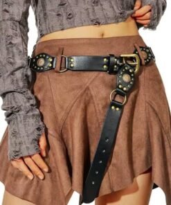 Chica vestida casual de pollera marrón y buzo gris luciendo cinto arizona negro.