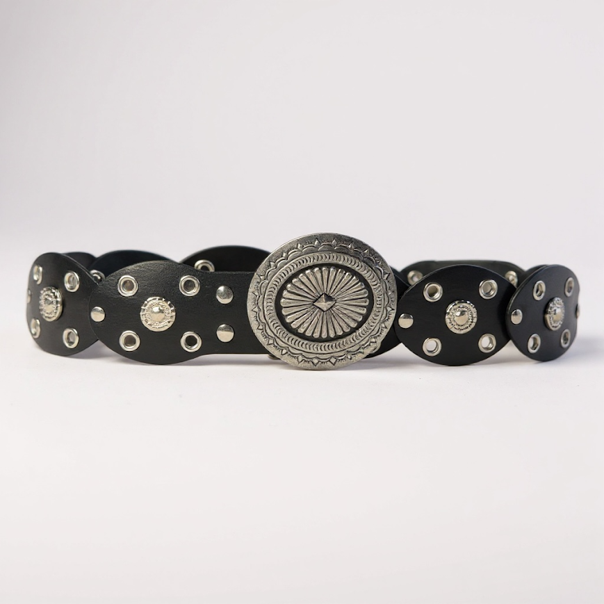 Cinto boho fino, chapón plateado color negro.