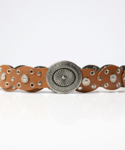 Cinto boho fino con chapón plateado, color marrón.