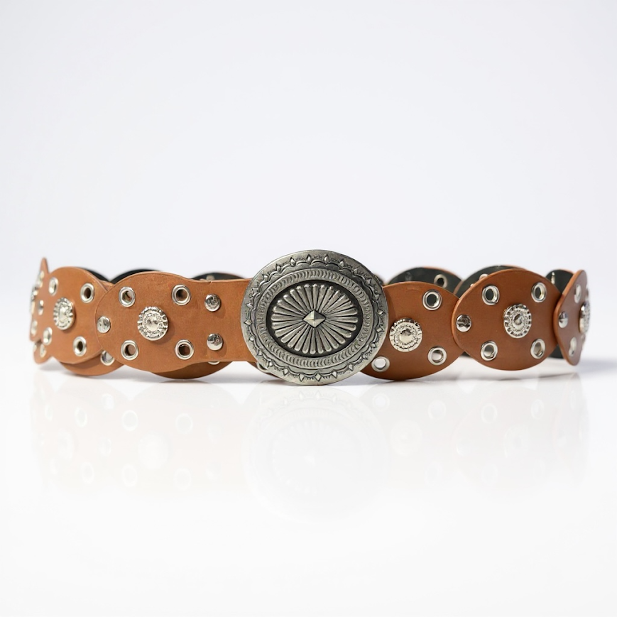 Cinto boho fino con chapón plateado, color marrón.