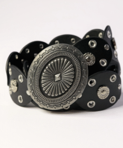 Cinto boho fino con chapón plateado, color negro, enrollado