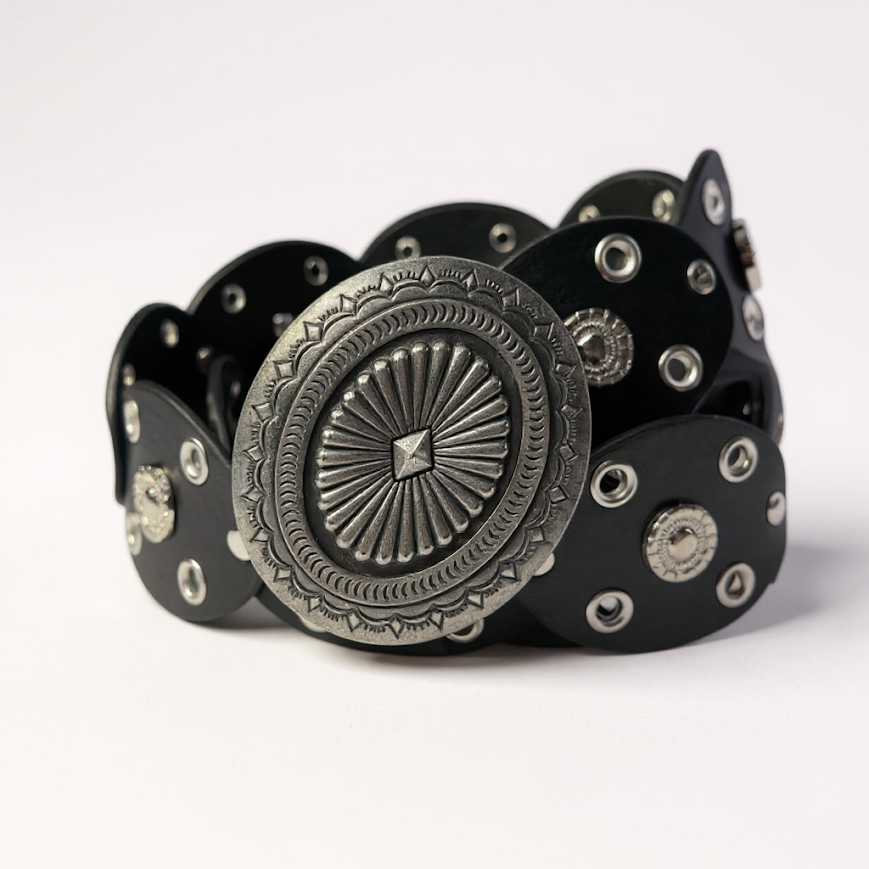 Cinto boho fino con chapón plateado, color negro, enrollado