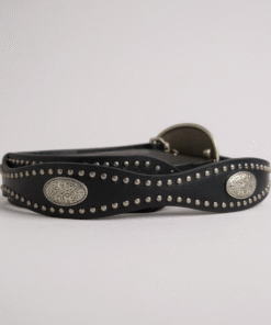 Cinto chapón con tachas y apliques plateado, color negro visto desde atras.