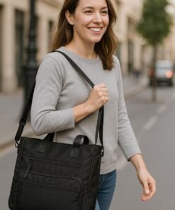 Mujer caminando en la calle con bolso singapur negro