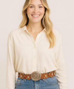 mujer rubia vestida casual con jean y camisa blanca luciendo cinto Boho fino con chapón plateado color marrón