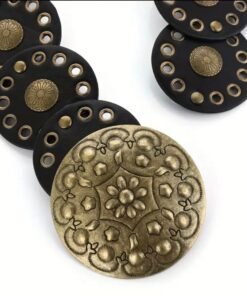 imagen mas de cerca del cinto boho elastizado con chapon bronce, colore negro