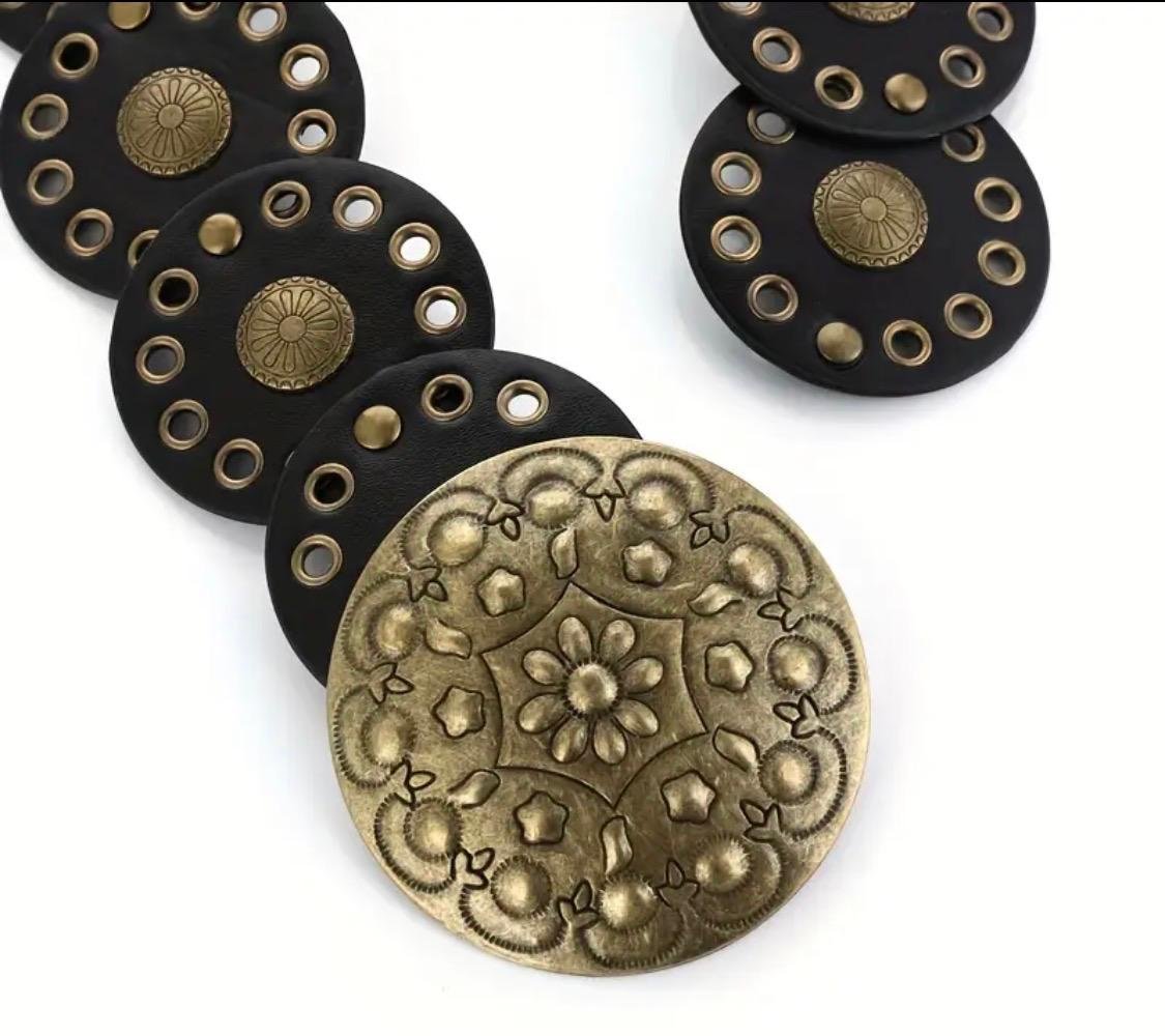 imagen mas de cerca del cinto boho elastizado con chapon bronce, colore negro