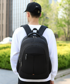 joven de espalda luciendo mochila urban pro