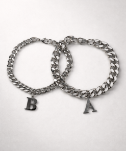 juego de pulsera con iniciales a elección para compartir en acero