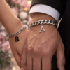 juego de pulsera con iniciales a elección para compartir en acero