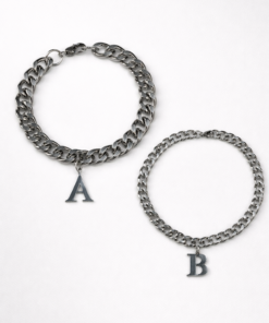 juego de pulsera con iniciales a elección para compartir en acero