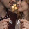 Pareja de enamorados con dije corazón para compartir en acero quirúrgico con 2 iniciales