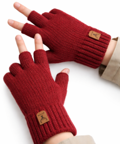 Manos exhibiendo guantes lana tejidos sin dedo color bordo