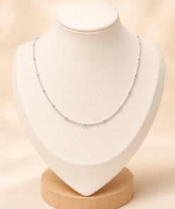 Cadena de acero quirúrgico plateado tipo cordón con pequeñas bolitas distribuidas de estilo minimalista
