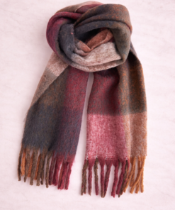 Bufandón de tejido suave con flecos, ideal para looks abrigados de otoño e invierno, rayado en tono bordo y azul-5