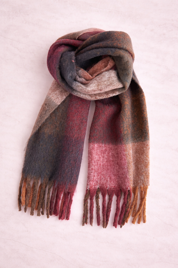 Bufandón de tejido suave con flecos, ideal para looks abrigados de otoño e invierno, rayado en tono bordo y azul-5