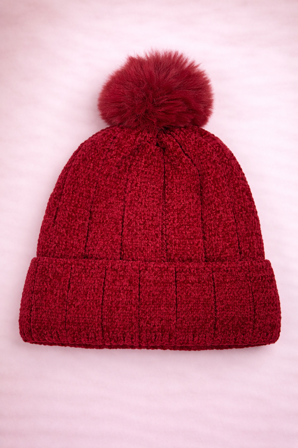 Gorro de chenille con pompón de piel suave y diseño elegante bordó