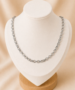 Cadena de acero quirúrgico plateado tipo Rolo de 50 cm exhibida sobre busto blanco con fondo neutro.
