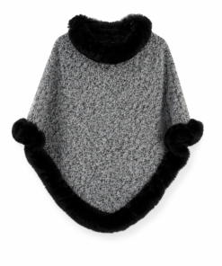 Poncho tejido suave con cuello amplio y terminaciones en piel sintética, ideal para looks elegantes de otoño e invierno. Jaspeado negro