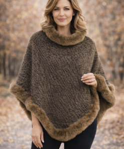 modelo con Poncho Milano de tejido suave con cuello amplio y terminaciones en piel sintética, ideal para looks elegantes de otoño e invierno.