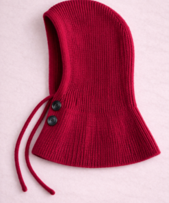 Gorro tipo capucha tejida con cuello incorporado, ideal para invierno color bordo