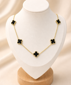 Cadena de acero quirúrgico dorado con detalles de trébol negro de estilo elegante y delicado