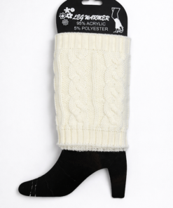 Calentitas de lana con diseño trenzado tipo 8 en fondo neutro claro estilo catálogo color natural crudo