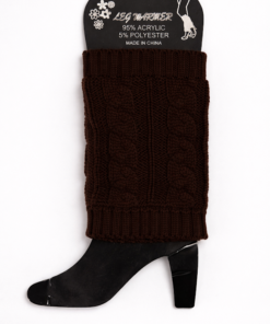 Calentitas de lana con diseño trenzado tipo 8 en fondo neutro claro estilo catálogo color marrón